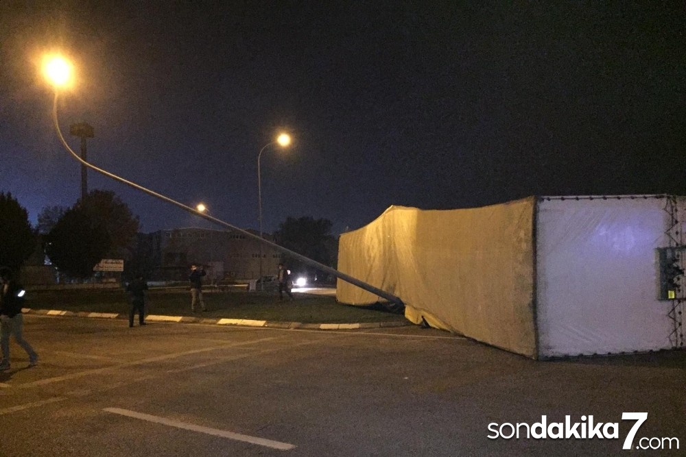 Mobilya yüklü tır devrildi, faciadan dönüldü