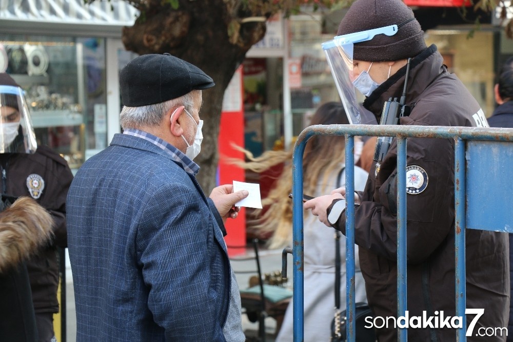 Kentin en yoğun caddesi kişi sayısı ile sınırlandırıldı, HES kodsuz giriş yapılmıyor