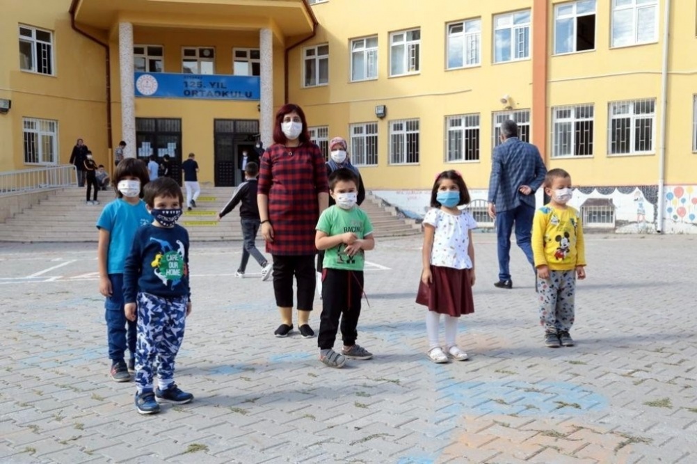 Eğitimlerine başlayan ilk ve ortaokul öğrencilerine sürpriz ikramlar
