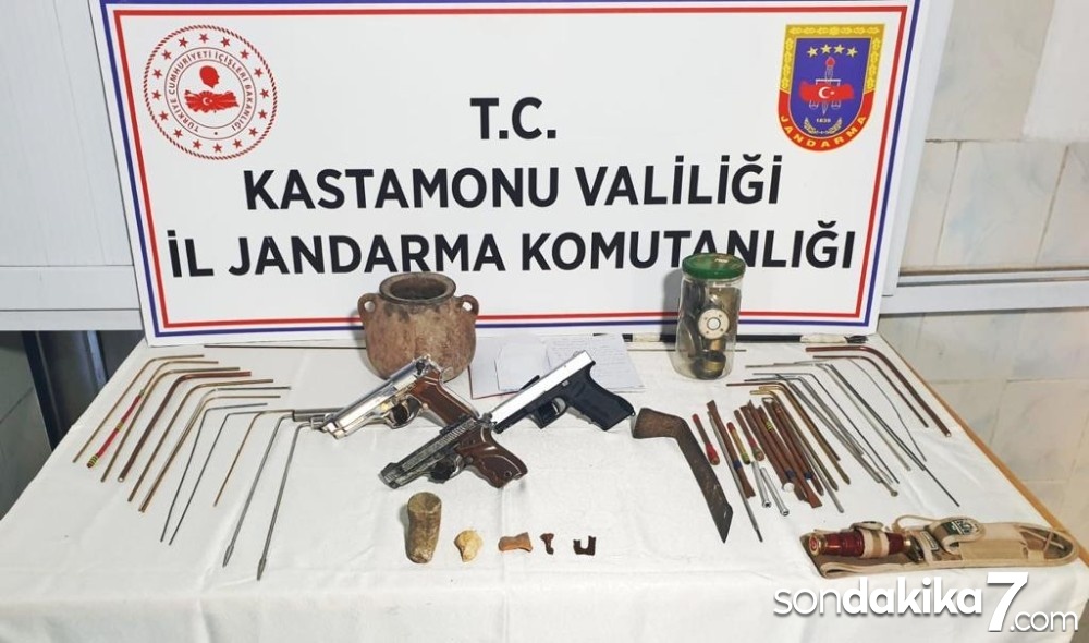 Kastamonu’da kaçak kazı yapan 3 kişi jandarmaya yakalandı