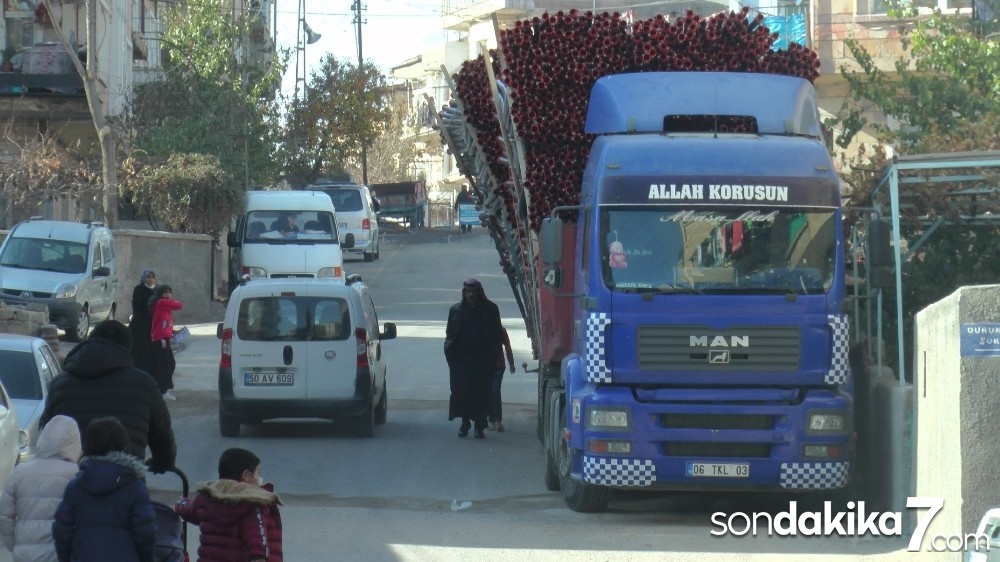 Kasası su borusu dolu tır tehlike saçıyor