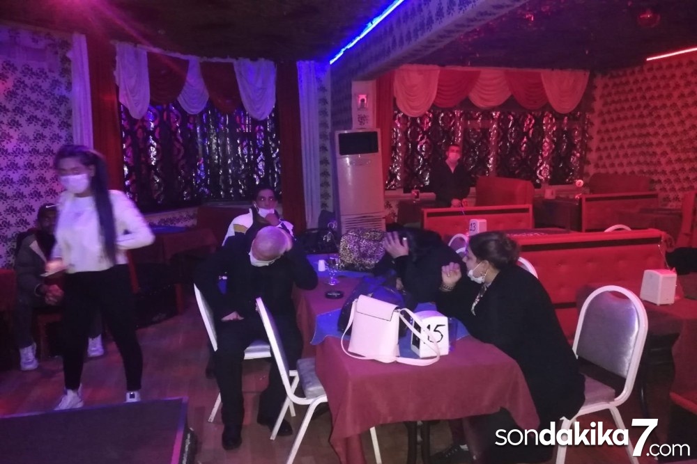 Covid-19 denetiminde üst üste konulan koltuklardan oluşan gizli bölmede yakalandılar