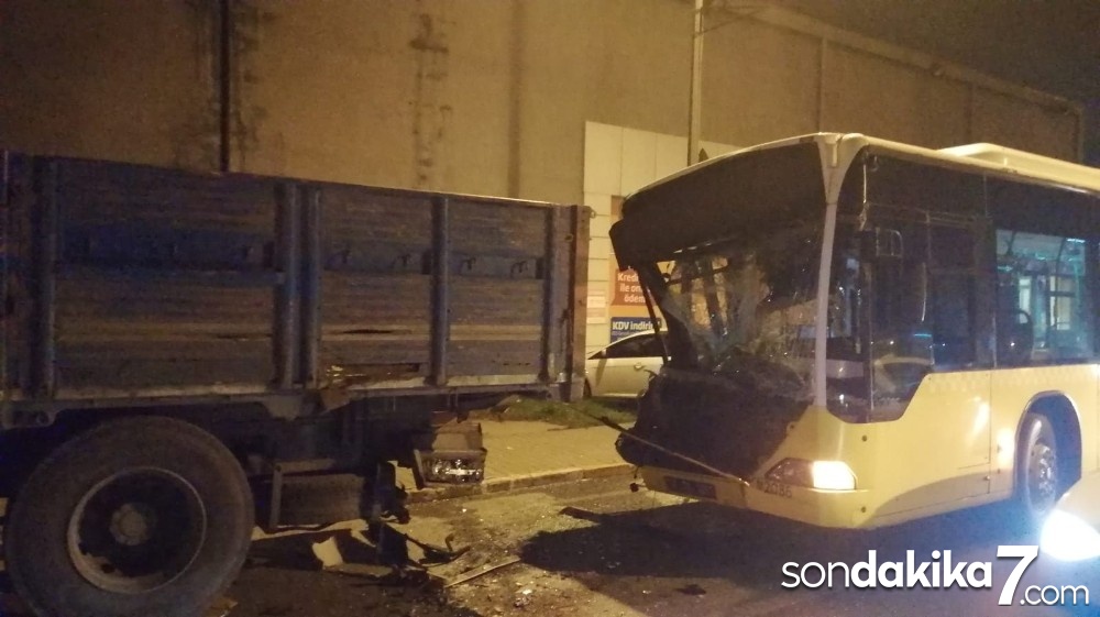 Ümraniye’de İETT otobüsü kamyonete çarptı: 2 yaralı