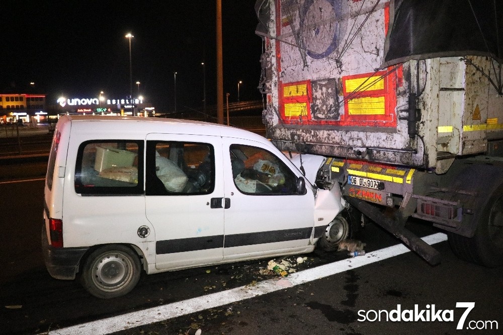 TEM’de hafif ticari araç tıra arkadan çarptı: 3 yaralı