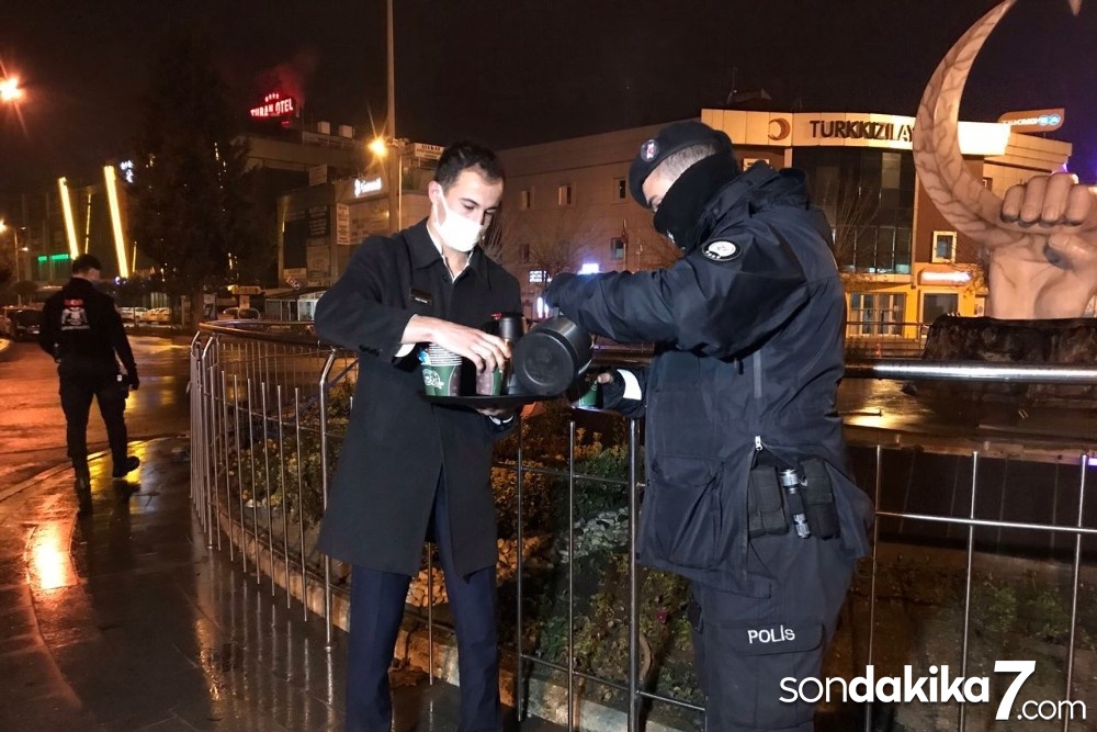 Otel çalışanları görevli polisleri ve gazetecileri unutmadı