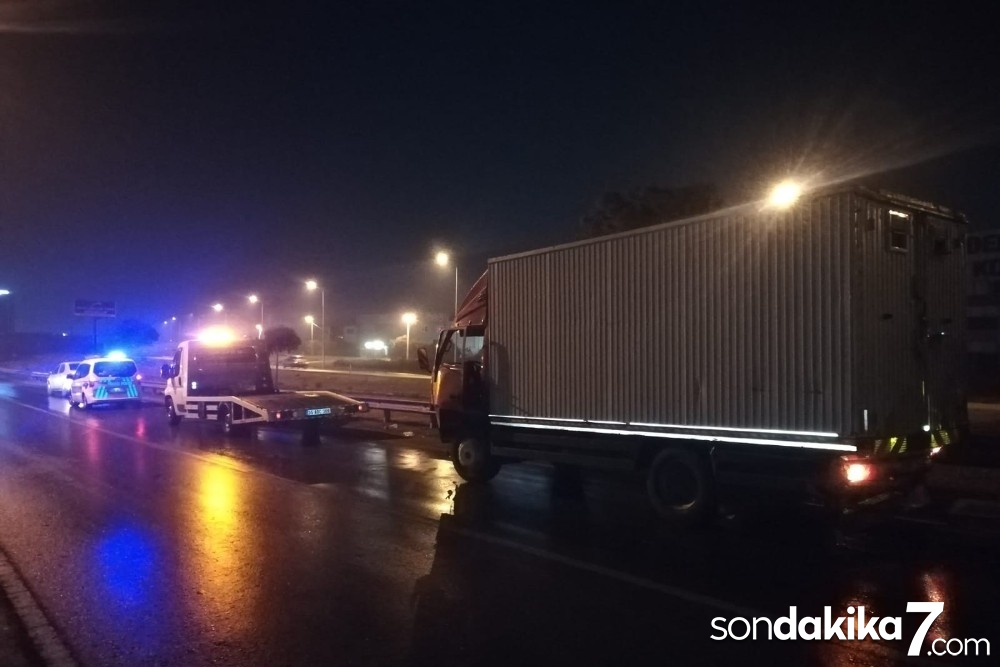 İzmir’de kamyon bariyere çarptı: 1’i ağır 3 yaralı