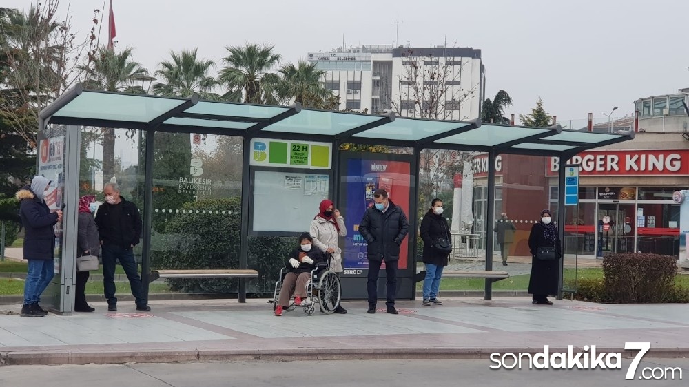 (Özel) Başkan Yılmaz, vatandaşların arasında karışıp korona denetimi yaptı