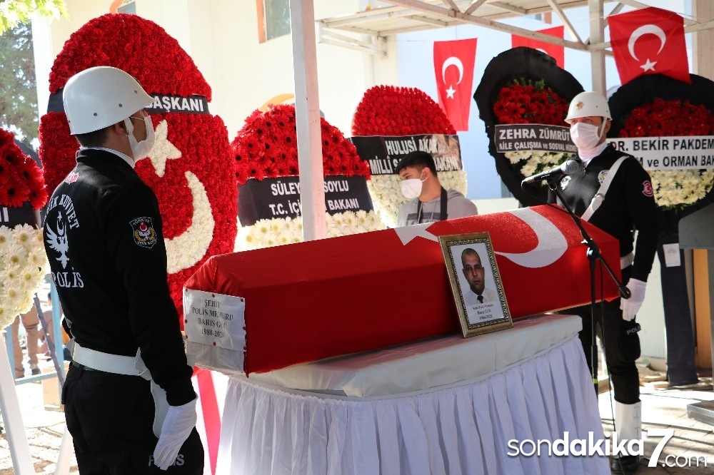 Şehit polis Barış Göl’ün cenazesi tören alanına getirildi