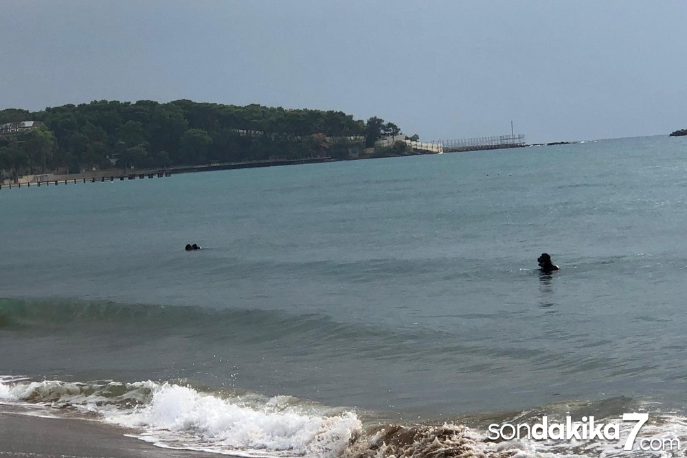 Define avcıları sualtına dalış yaparak, turistlerin düşürdüğü altınları arıyor