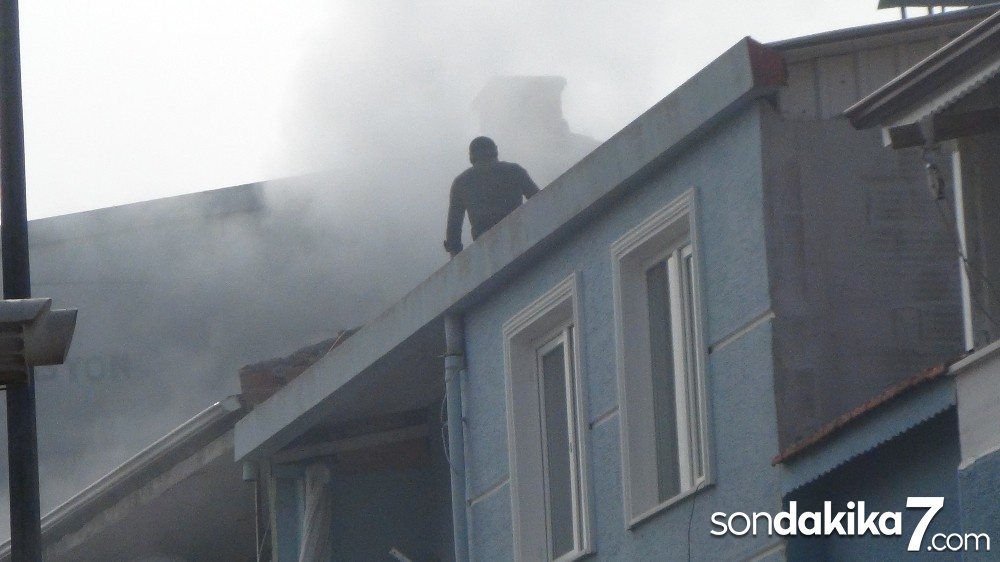 Yangın mahalleyi sokağa döktü