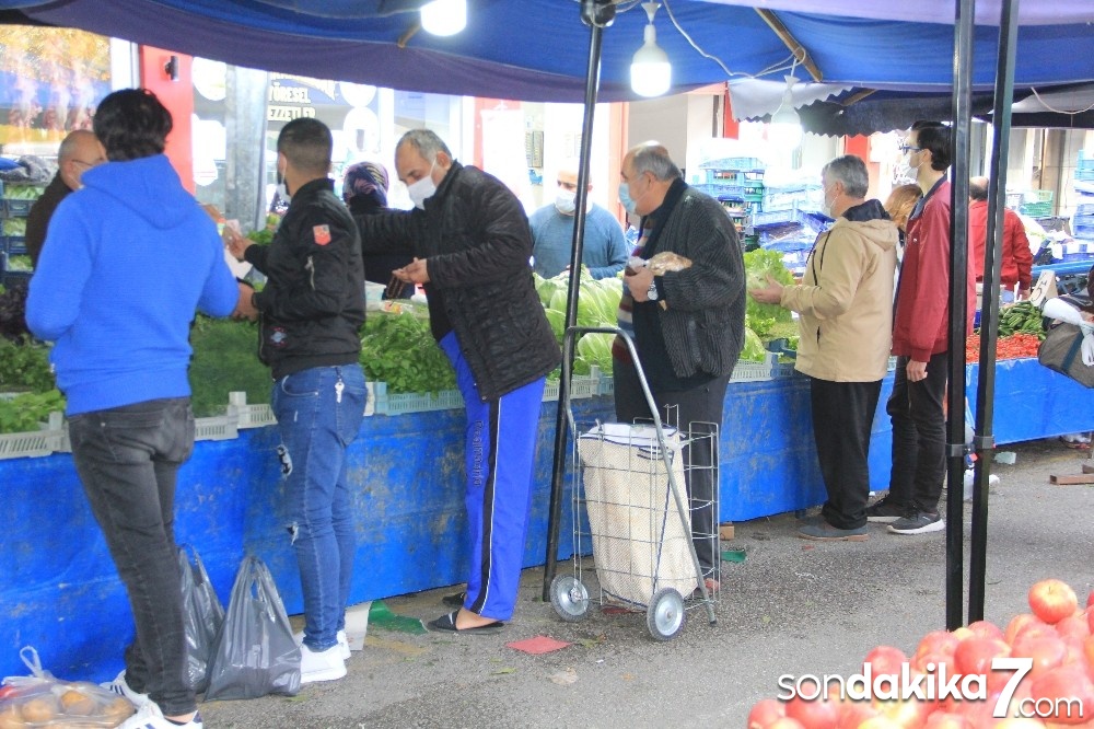 Samsun’da vatandaşlar kısıtlama öncesi pazara akın etti