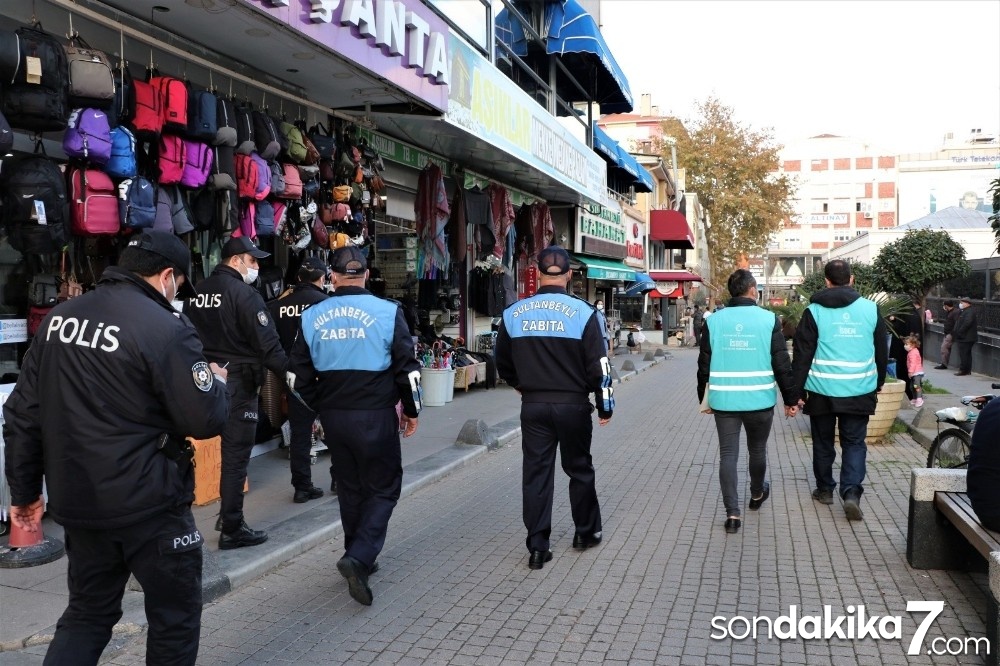 Sultanbeyli İlçe Salgın Denetim Merkezi gelen ihbarları anında inceliyor