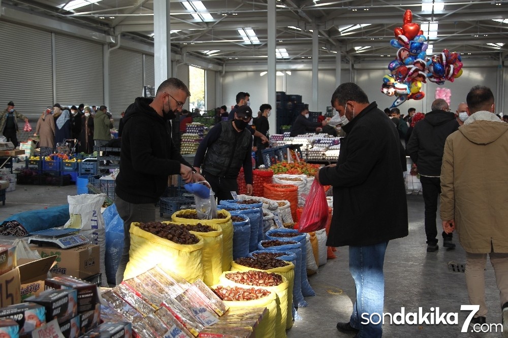 Konya’da kısıtlama öncesi semt pazarlarında yoğunluk