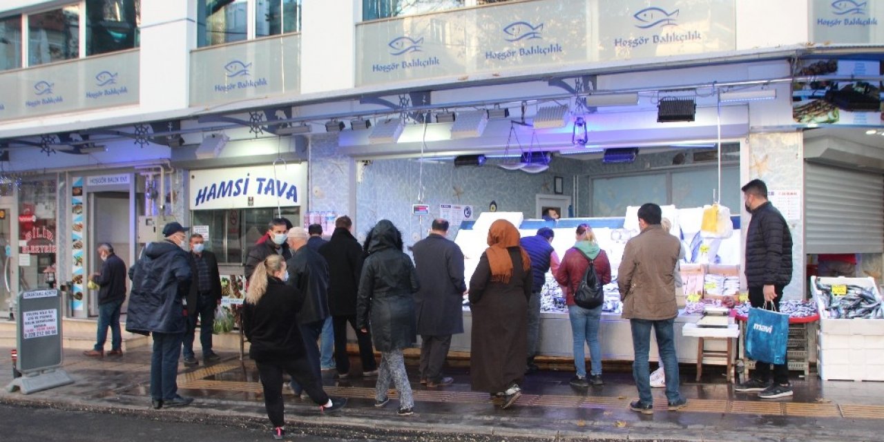 Kısıtlamalara Saatler Kala Alıveriş Çılgınlığı Yaşandı