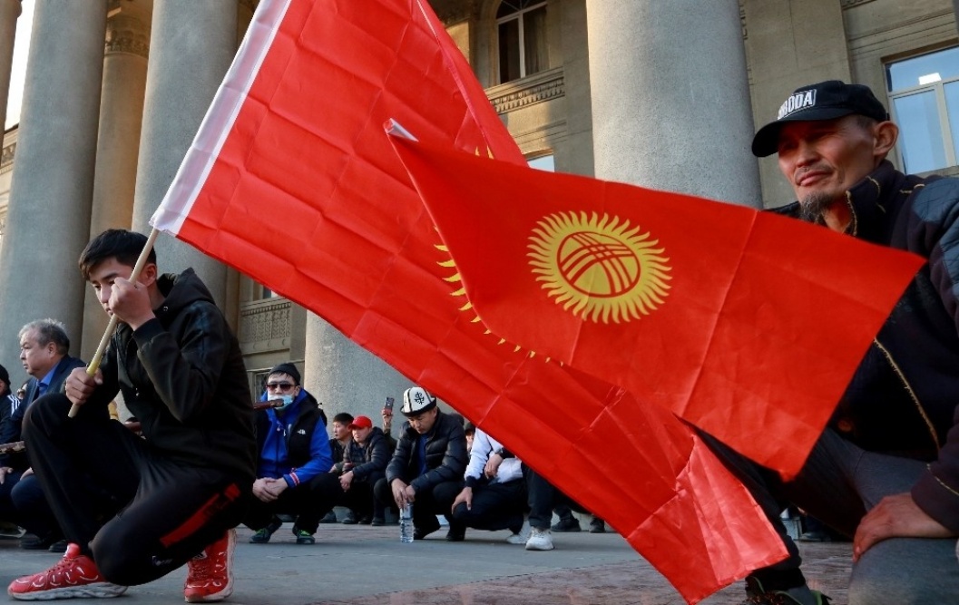 Kırgızistan’da Cumhurbaşkanı Sooronbay Ceenbekov’un istifasını talep eden protestocular başkent Bişkek’teki hükümet binası önünde gösteri gerçekleştirdi