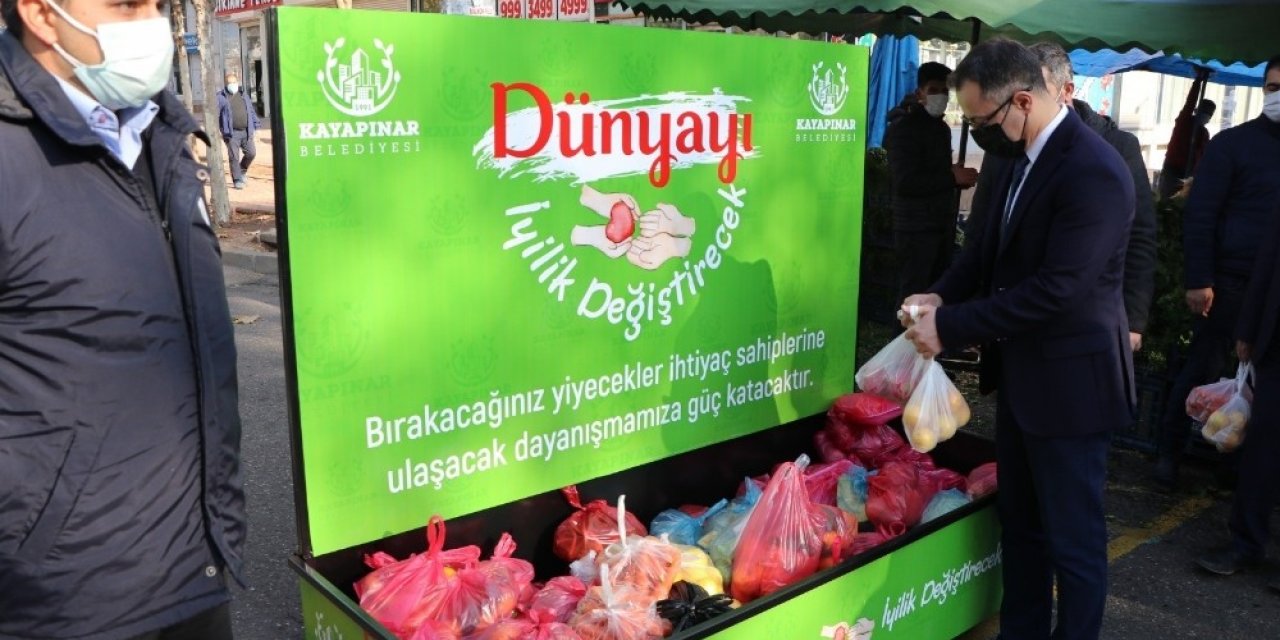 Pazarda İhtiyaç Sahiplerine Ücretsiz Sebze Meyve Desteği