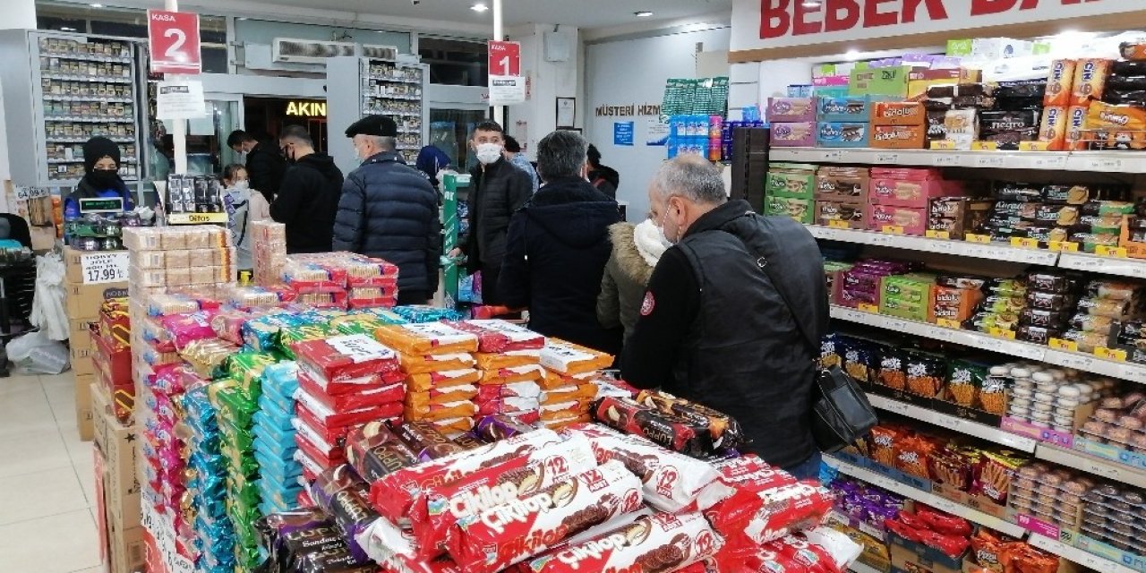 Sokağa Çıkma Kısıtlaması Öncesi Marketlerde Yoğunluk Yaşandı