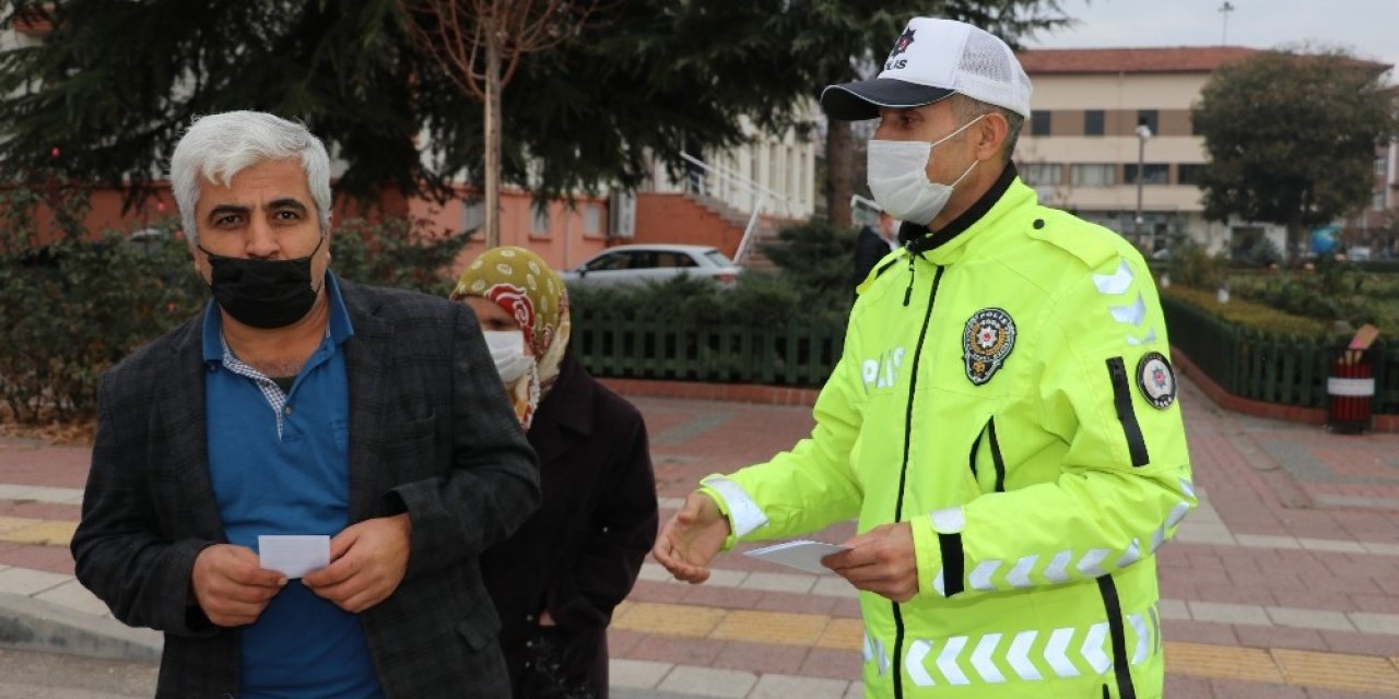 Sürücüleri Durdurdular, Yaya Önceliğine Dikkat Çektiler