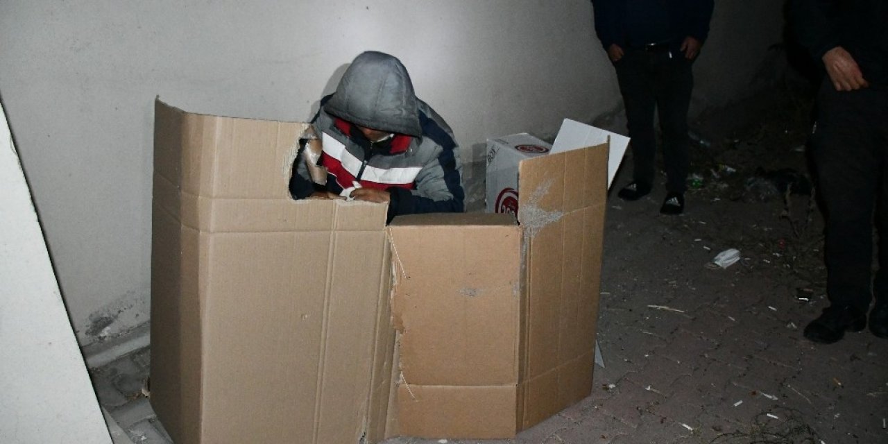 Karton Koli İçerisinde Yatarken Yakalandı