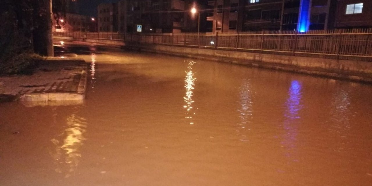 Patlayan Su Borusu Caddeleri Göle Çevirdi