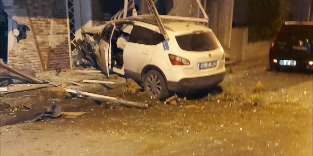 İzmir’de Kısıtlama Sessizliği Kaza Gürültüsü İle Son Buldu...cip İş Yerine Girdi