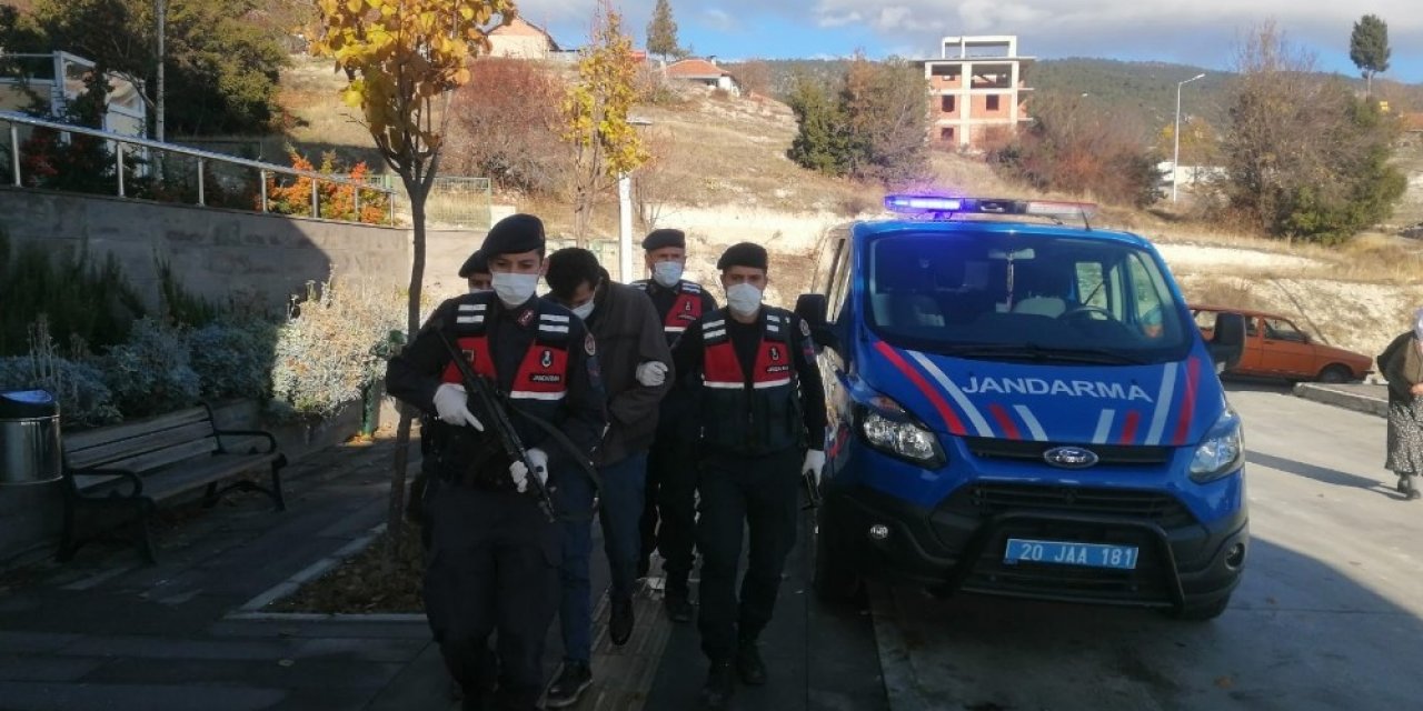 Divanın Altından Çıkan Azılı Hırsız Tutuklandı