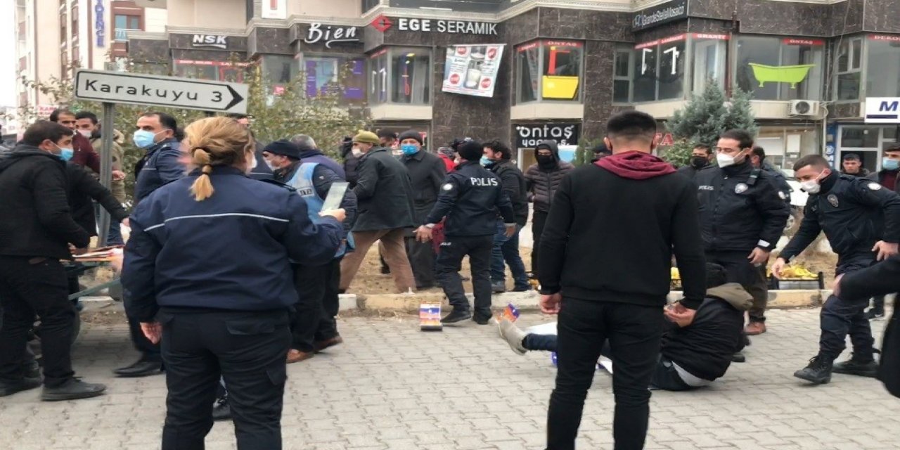 Iğdır’da Zabıtalar İle Seyyar Satıcı Karşı Karşıya Geldi