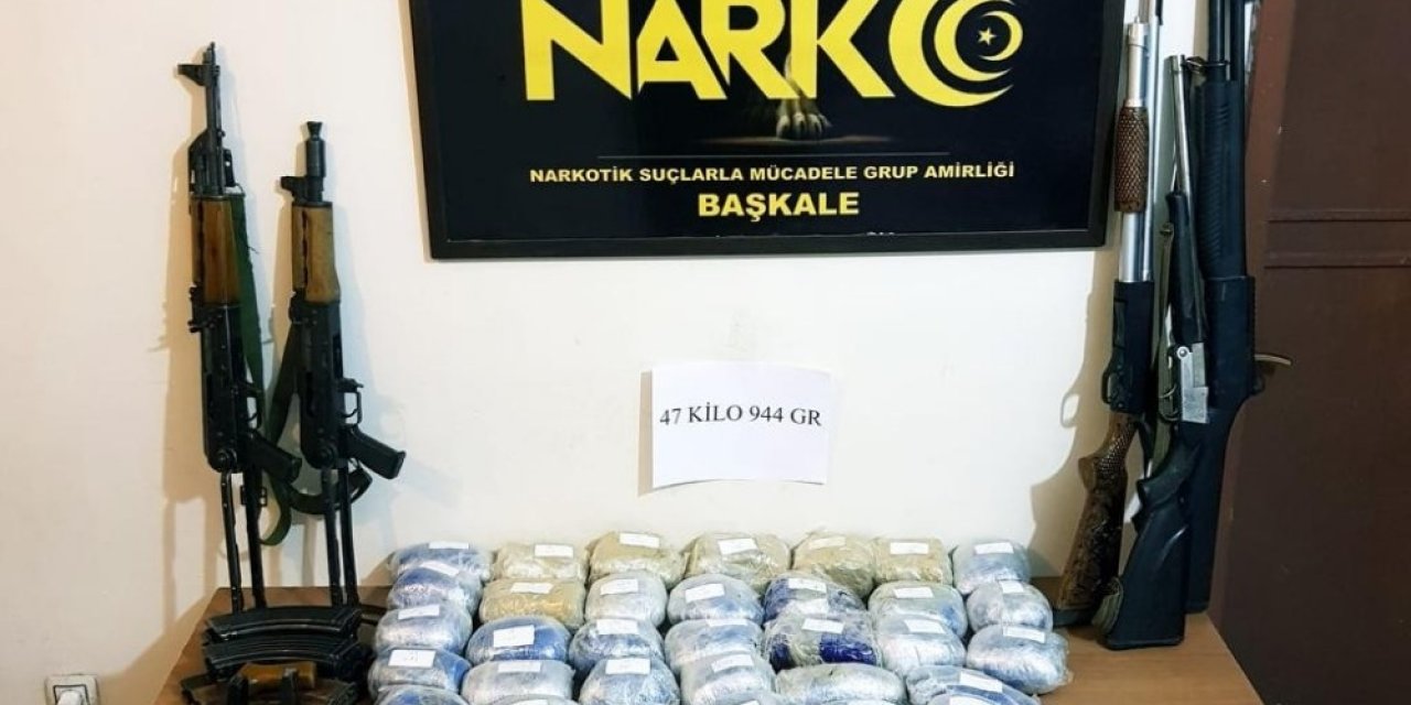 Başkale’de 47 Kilo 944 Gram Afyon Sakızı İle 2 Adet Ak-47 Kalaşnikof Marka Silah Ele Geçirildi