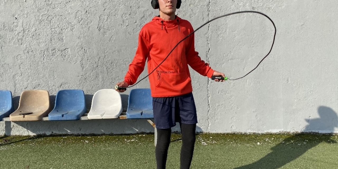Kısıtlama İzninde Sokağa Spor Yapmak İçin Çıkıyor