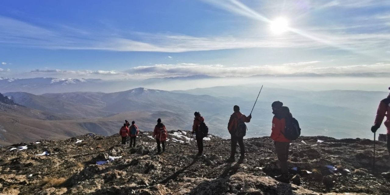 Van Umke Erek Dağında Tırmanma Yürüyüşü Gerçekleştirdi