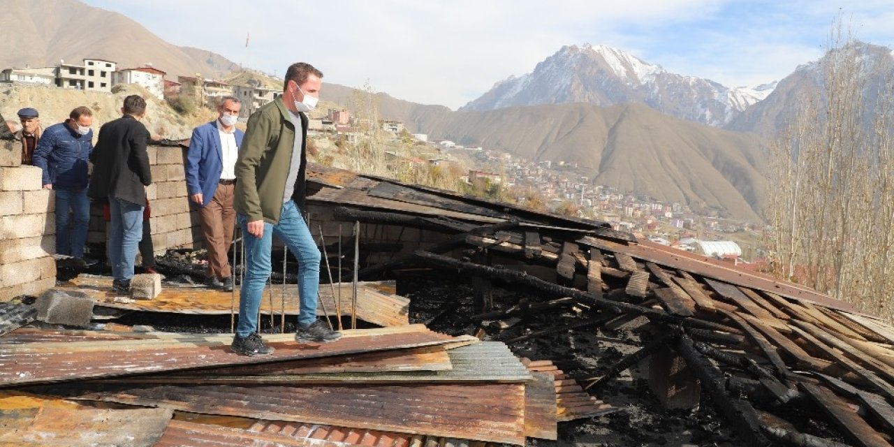 Hakkari’de Evlerinin Çatısı Yanan Aileye Valilikten Destek