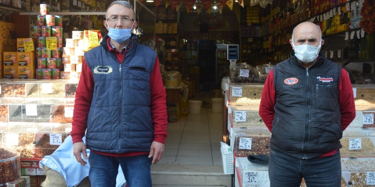 Dükkânlarını Açan Esnafın Boş Bekleyişi