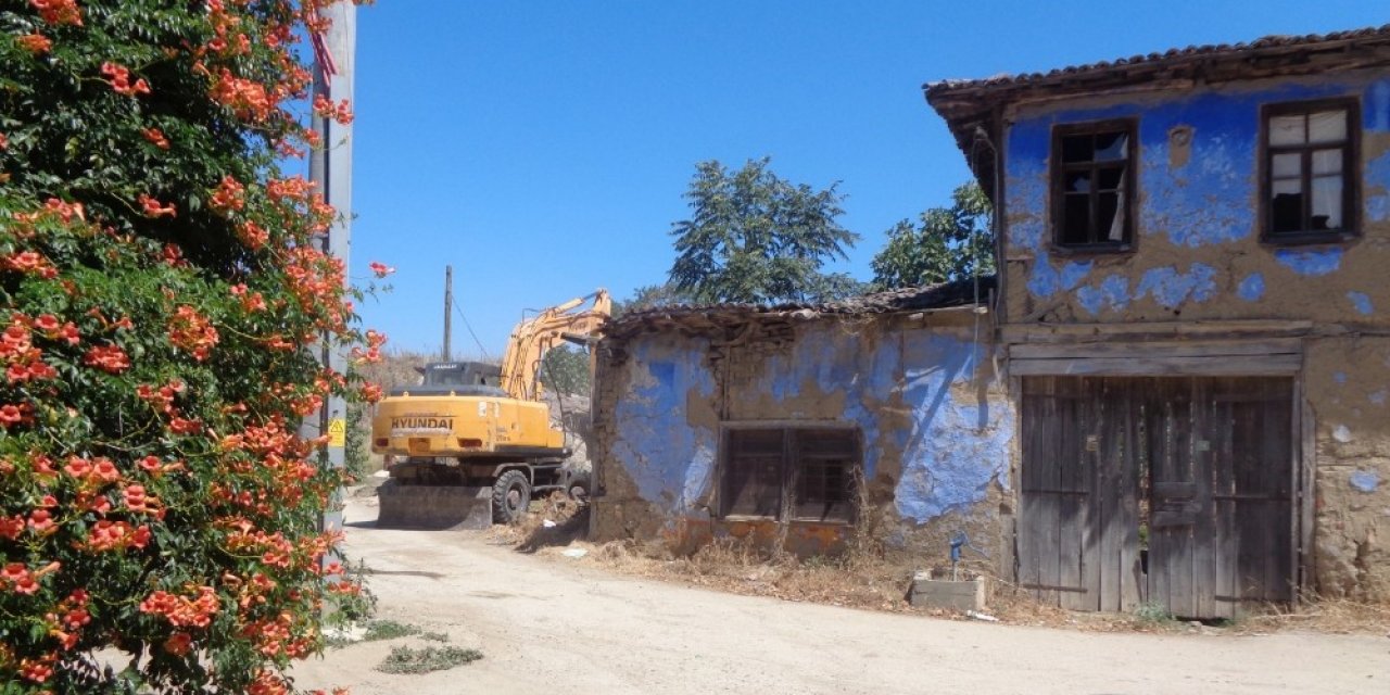 Osmangazi’de Tehlike Arz Eden Metruk Bina Yıkıldı