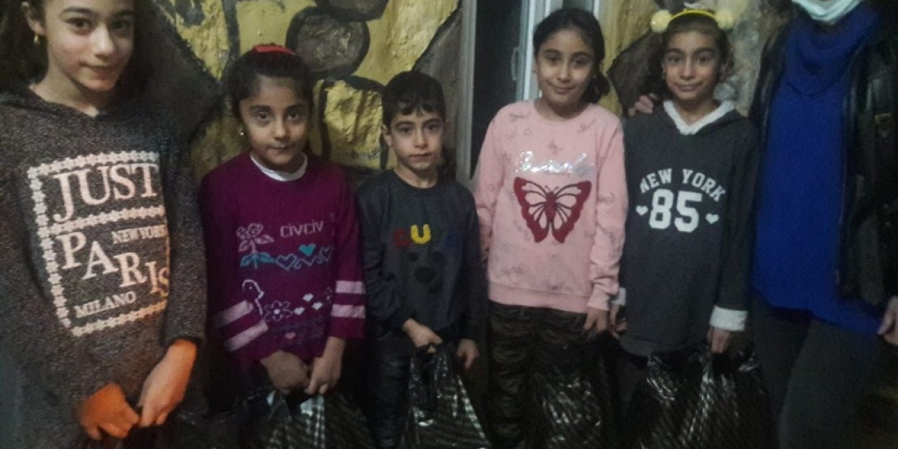 Artuklu 1071 Derneği Kalem Tutan Eller Üşümesin Diyerek Minik Gönülleri Isıtıyor