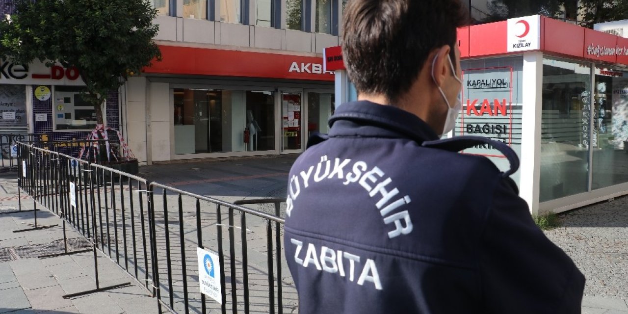 Bankların Şeritlerle Kapatıldığı O Caddeye Giriş 3 Bin 500 Kişiyle Sınırlandırıldı