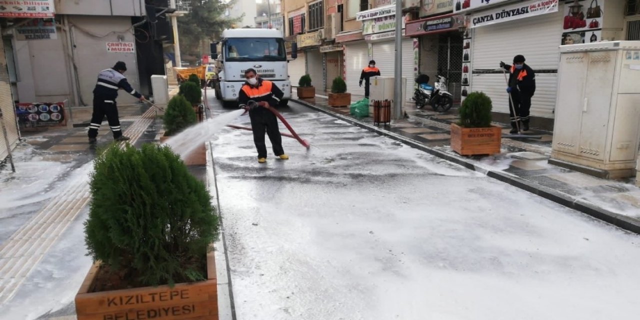 Kızıltepe’de Caddeler Köpüklü Suyla Yıkanıyor