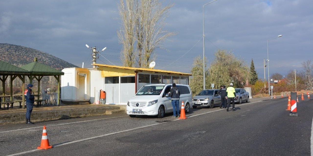 -korkuteli’nde Cadde Ve Sokaklar Boşaldı