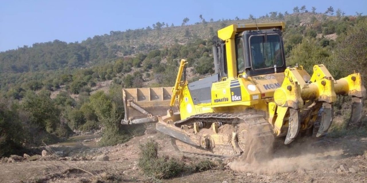 Saruhanlı’da Gölet Temizliği Devam Ediyor
