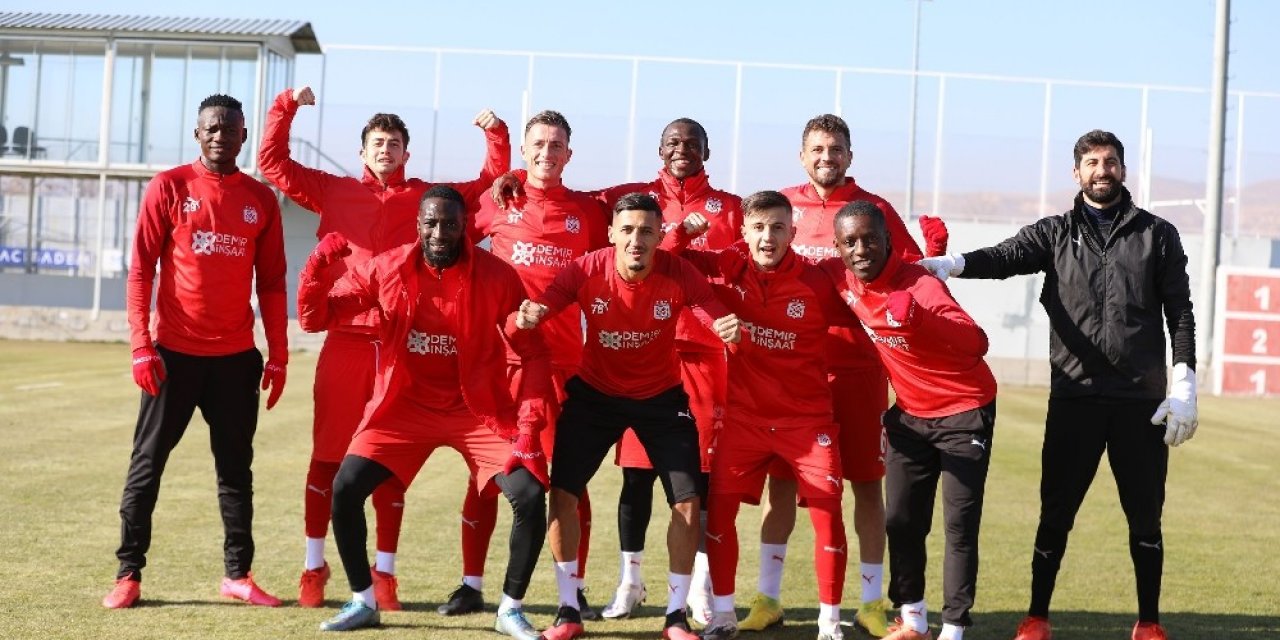 Sivasspor’da 2 Kişinin Korona Virüs Testi Pozitif Çıktı