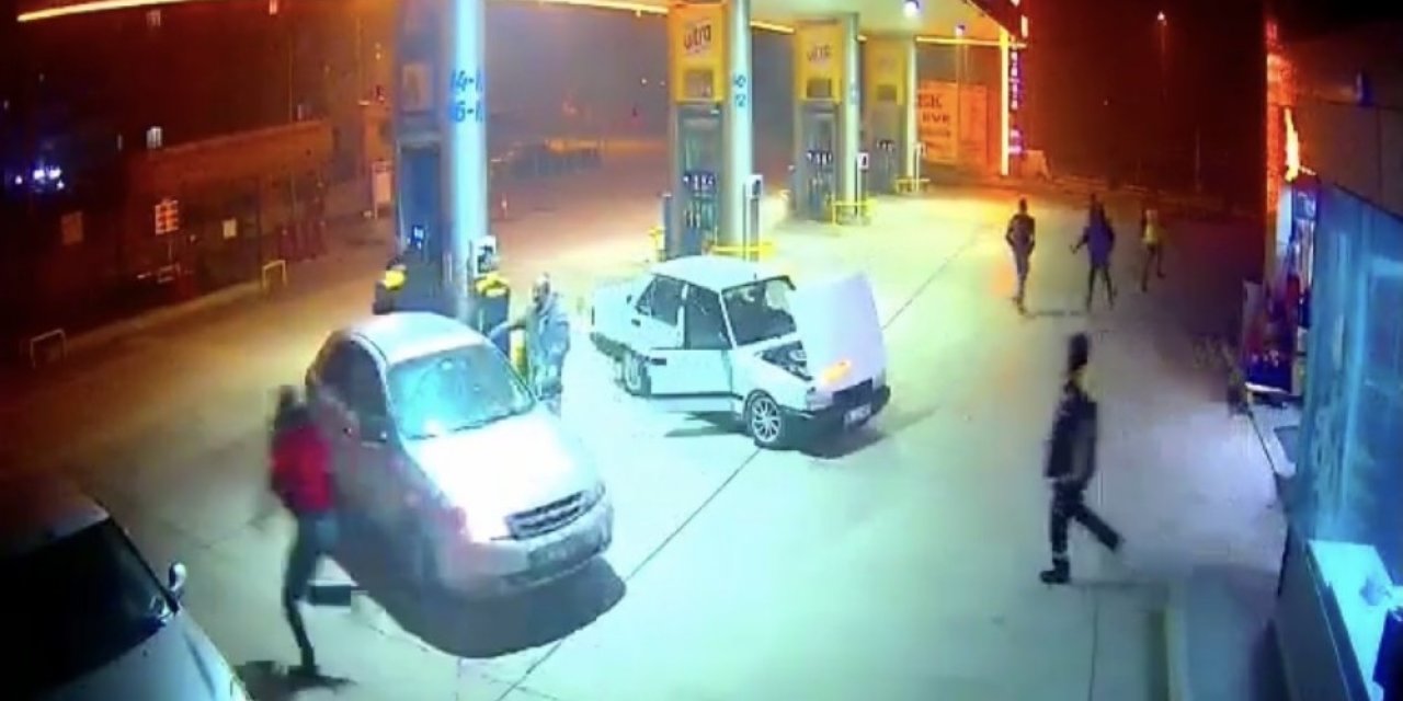 Benzinlikte Araba Yangını Korkuttu...o Anlar Kamerada