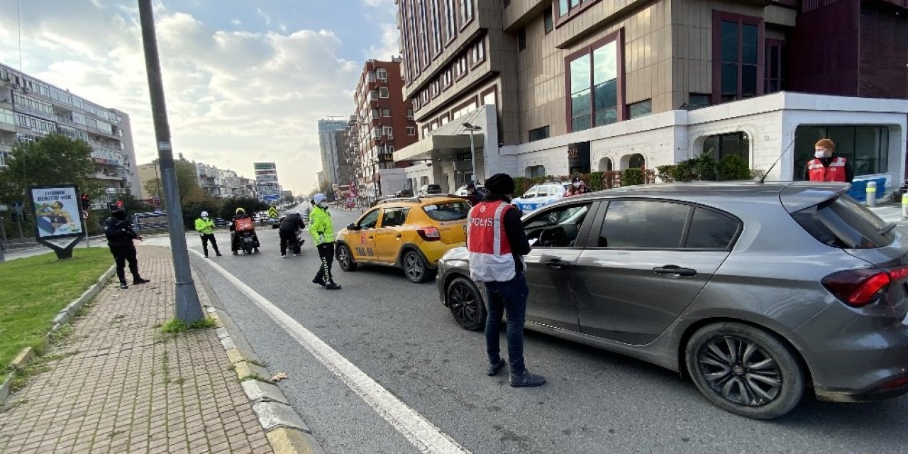 Polis Ekipleri, İett Otobüsünde İzin Belgesi Kontrolü Yaptı