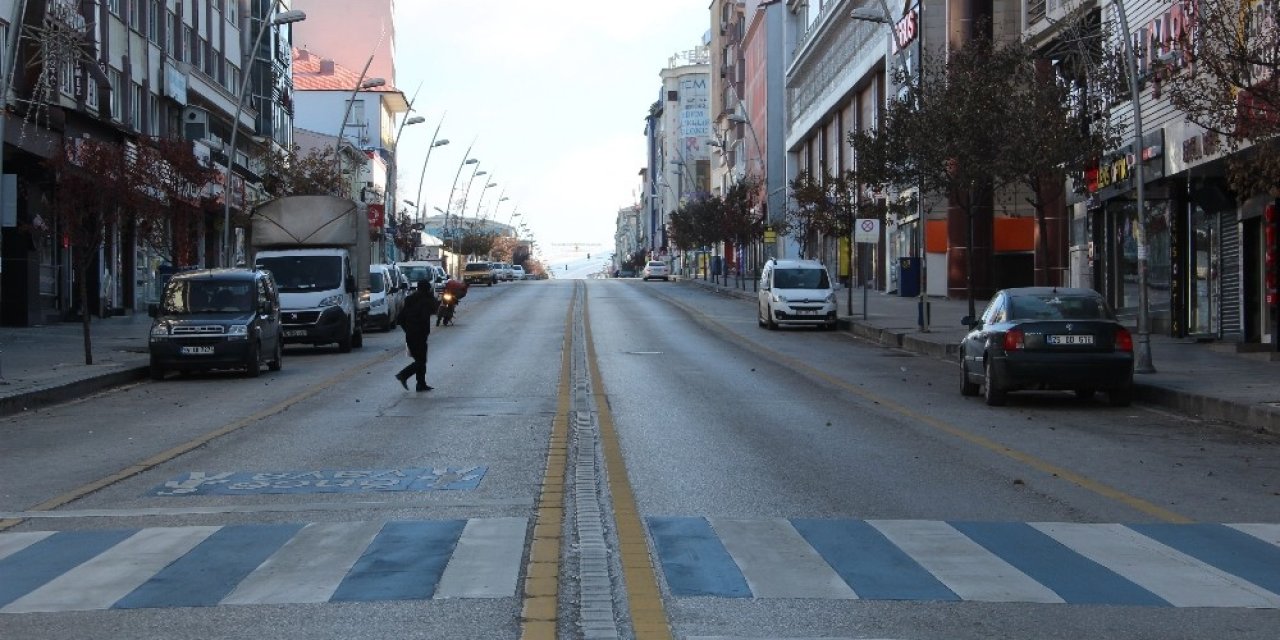 Erzurum’da Sokağa Çıkma Kısıtlamasının İkinci Gününde Caddeler Boş Kaldı