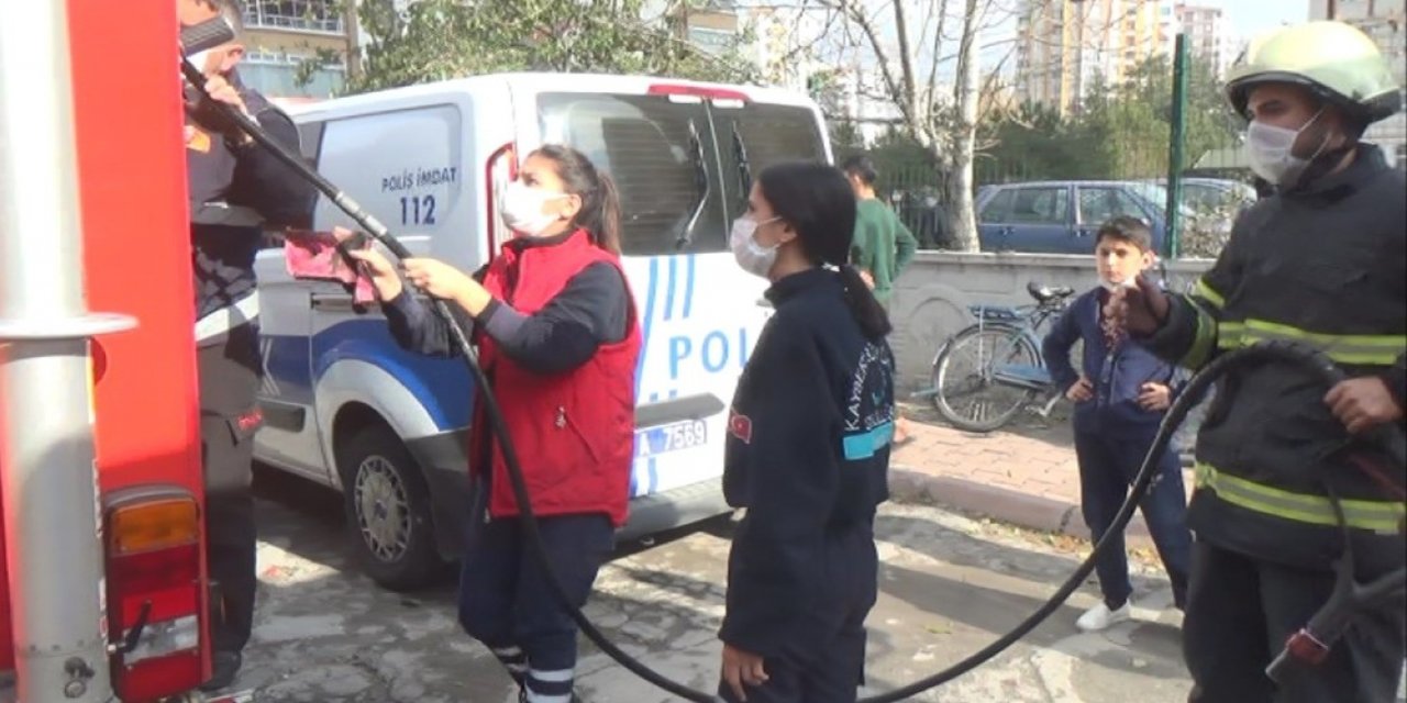 Kadın İtfaiyeciler Yangından Yangına Koşuyor