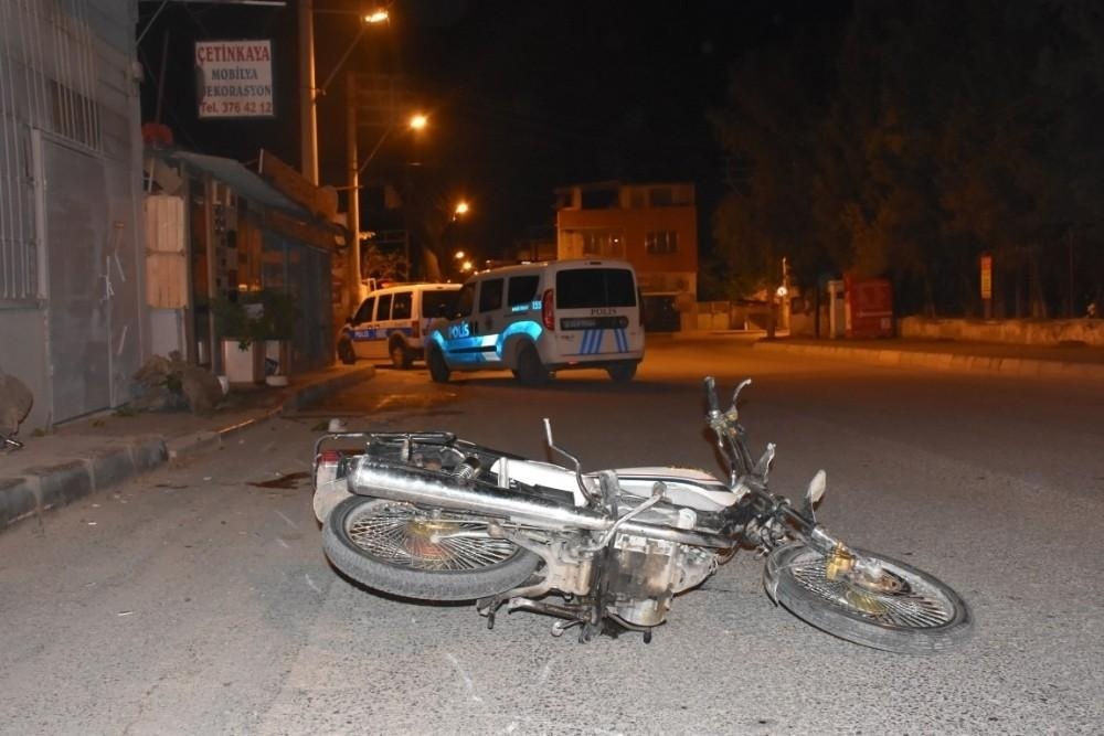 İzmir’in Çiğli ilçesinde bir akaryakıt istasyonundan Mazot alıp parasını vermeden kaçan iki şahıs, yaptıkları kazada ağır yaralandı