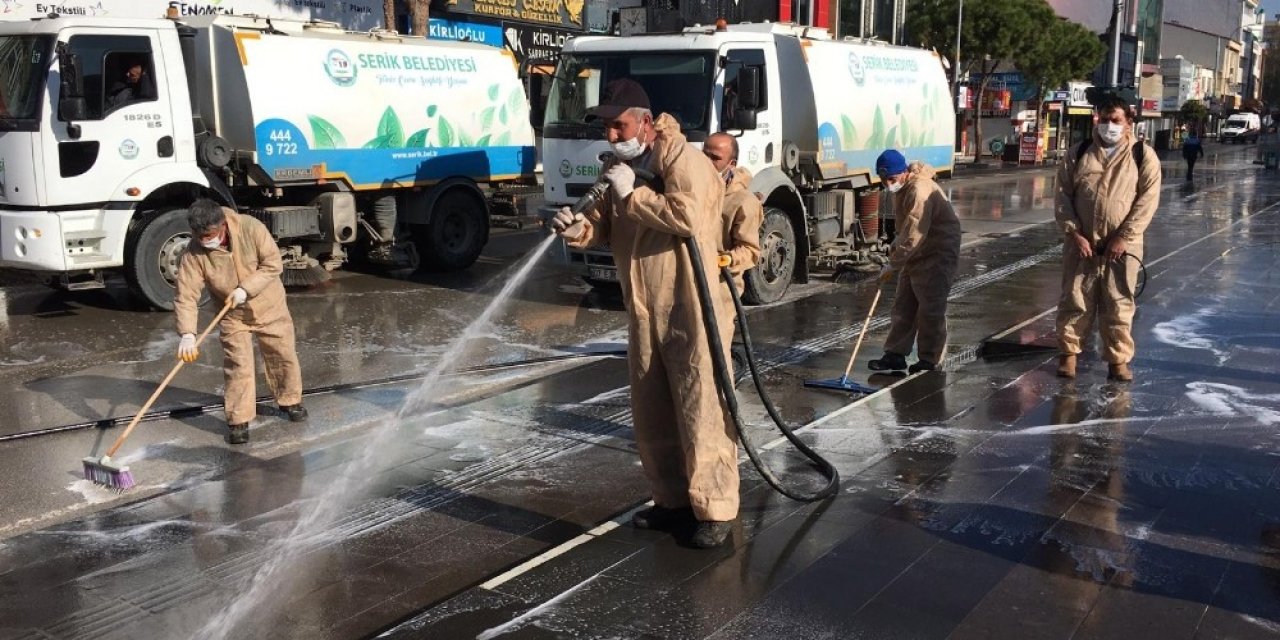 Boş Kalan Caddeler Yıkanarak Dezenfekte Edildi
