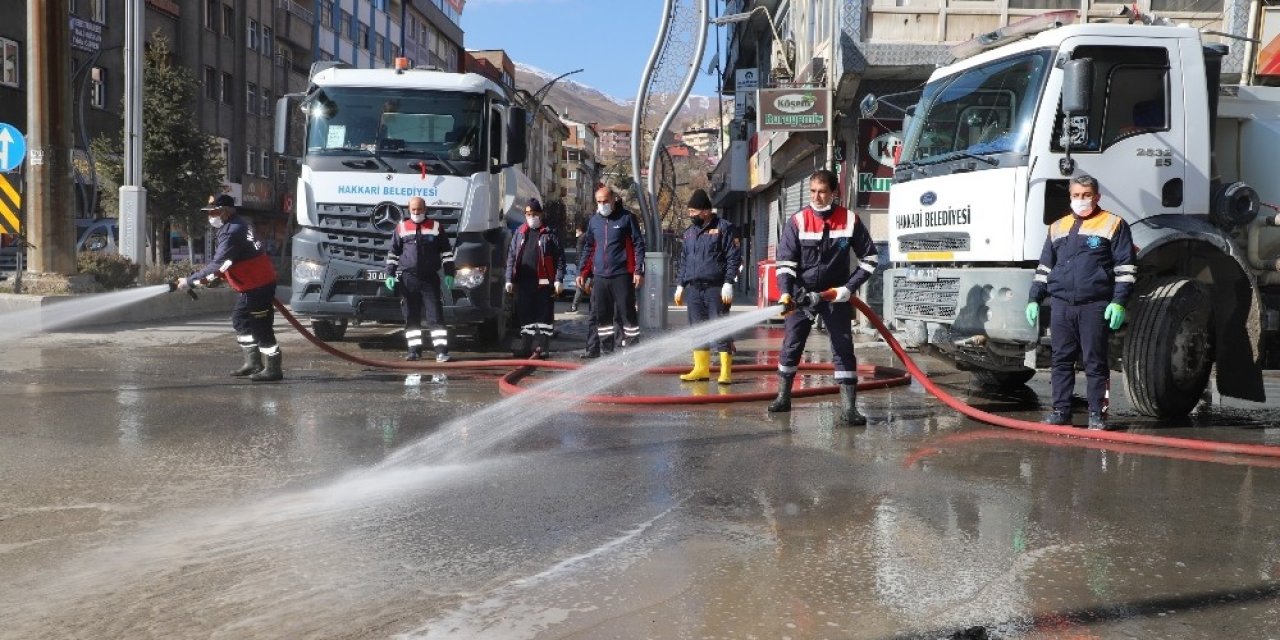 Hakkari’de Cadde Ve Sokaklar Dezenfekte Edildi
