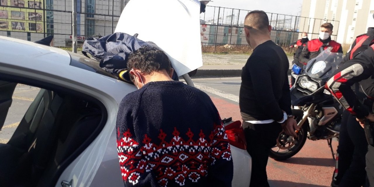 Eyüp’te Uygulama Noktasından Kaçan Şahıslar Başakşehir’de Yakalandı