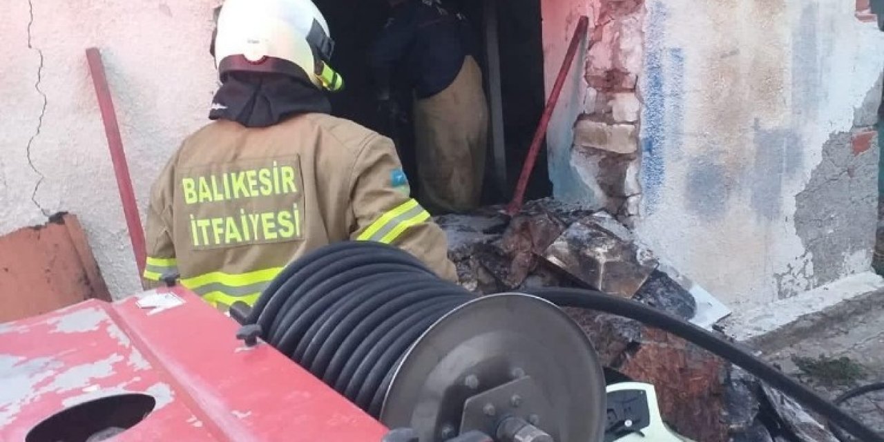 Ayvalık’ta Metruk Binadaki Yangın Söndürüldü
