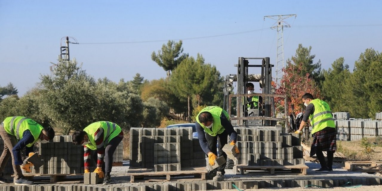 Pamukkale’nin Mahallelerinde Kilit Parke Taşı Döşeme Atağı Sürüyor