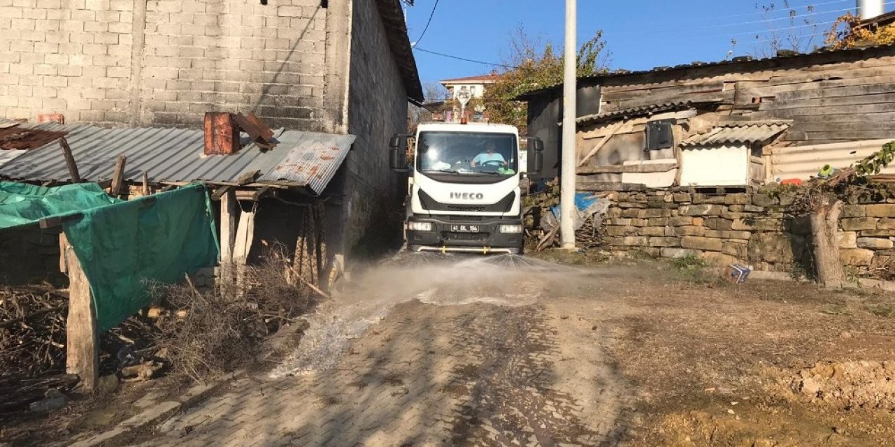 İzmit’te Sokağa Çıkma Kısıtlamasında Dezenfeksiyon Çalışması Yapılıyor